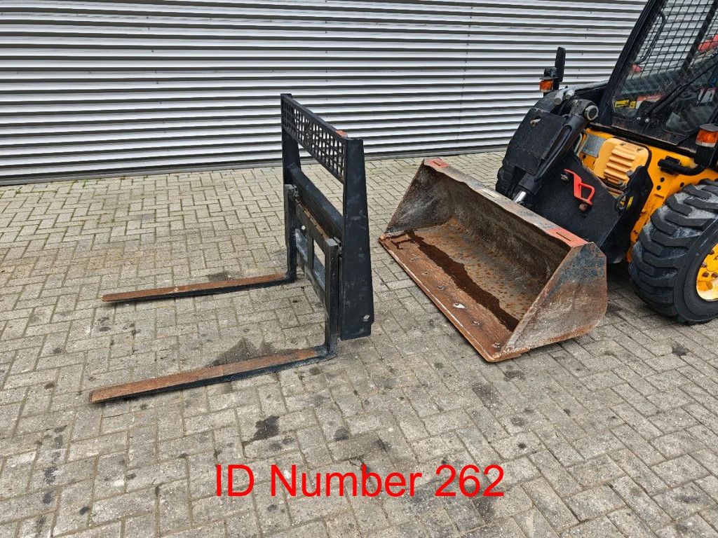 JCB 190 HF Bucket + Forks!
