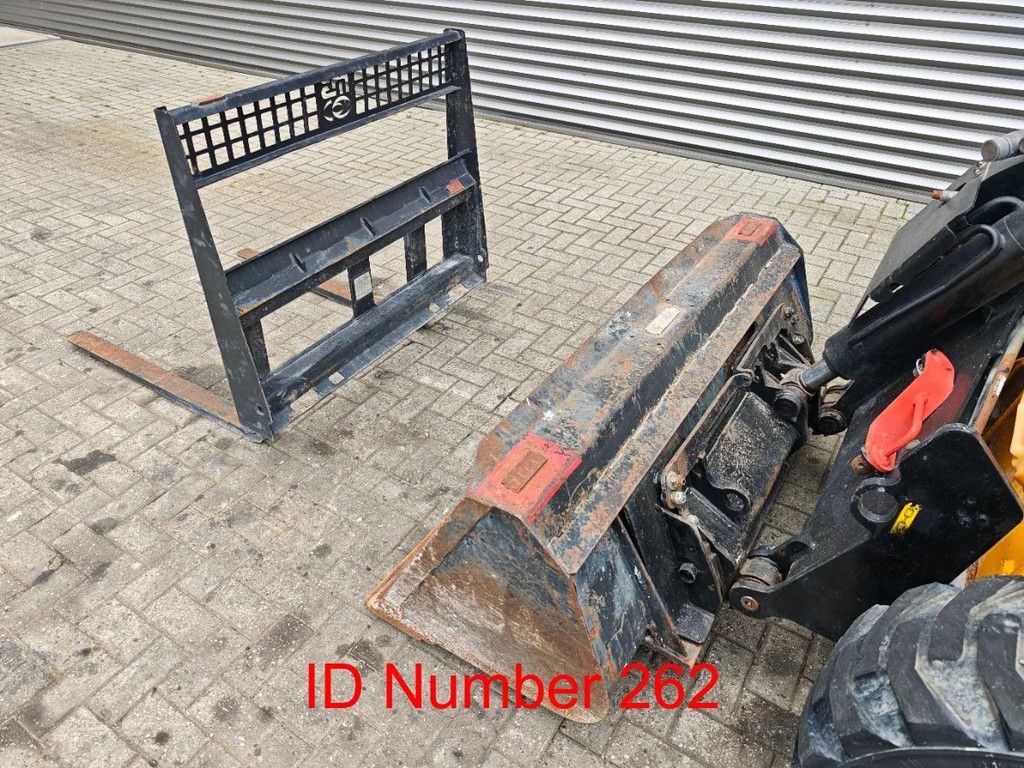 JCB 190 HF Bucket + Forks!