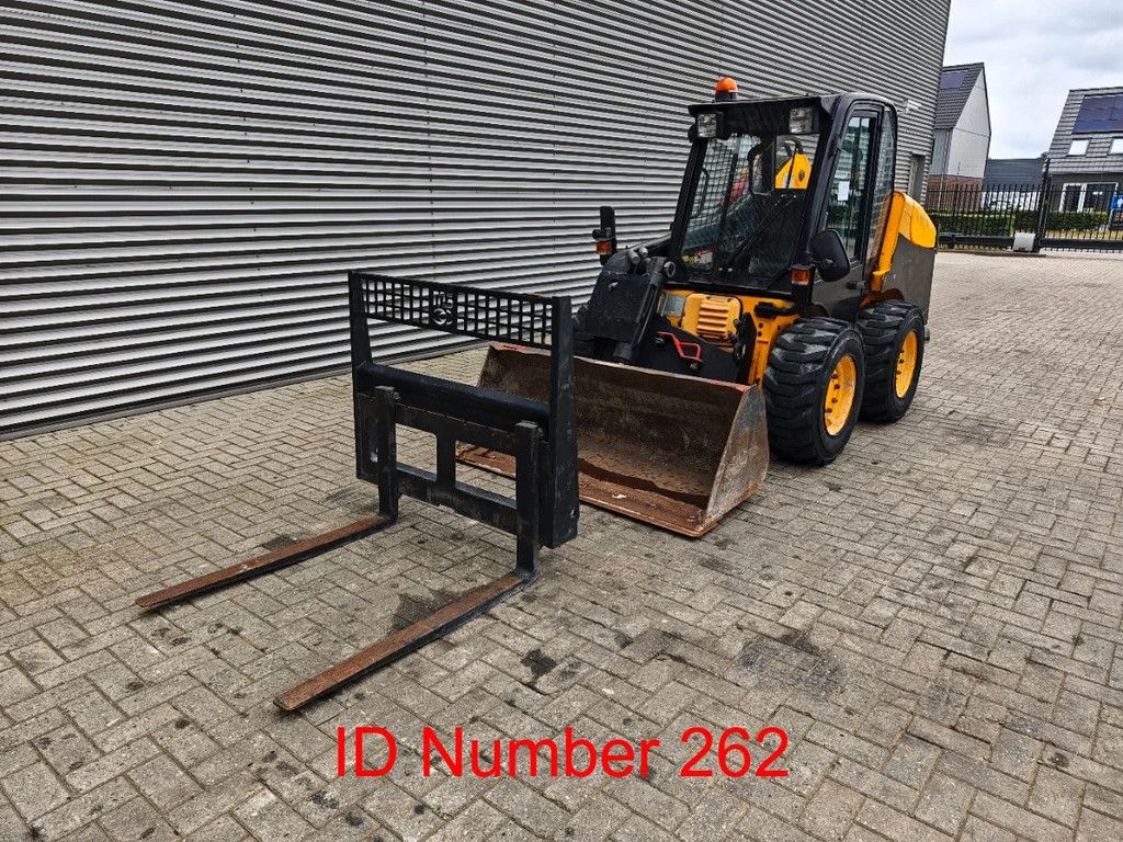 JCB 190 HF Bucket + Forks!