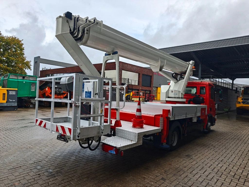 MAN 4x2 Ruthmann T330
