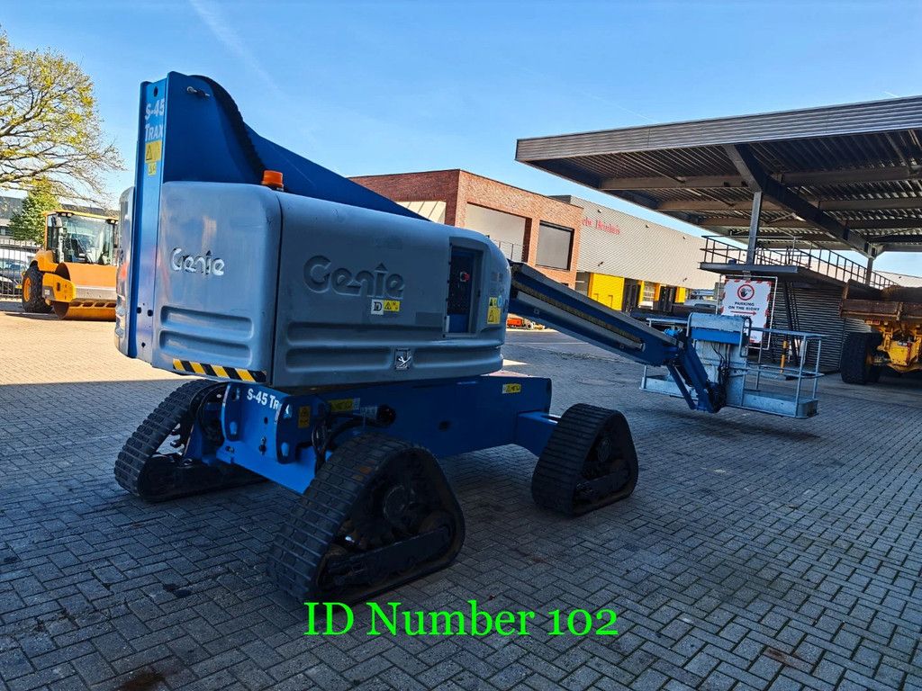 Genie S-45 Trax 4x4